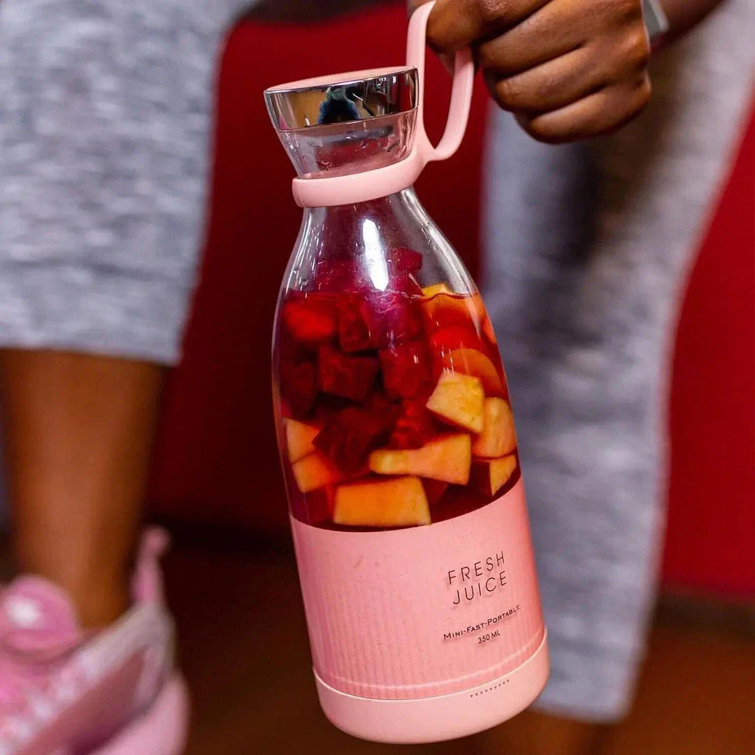 Compact USB-Charged Blender with TRITAN material and stainless steel blades for smooth, on-the-go blending