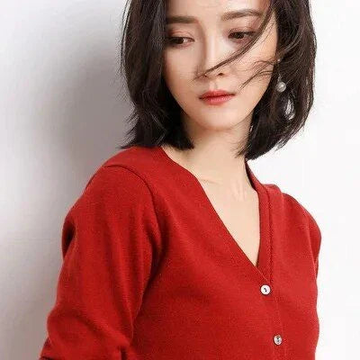 A stylish, single-breasted cardigan with a v-neck collar and chic button details, made from a premium cashmere blend fabric.