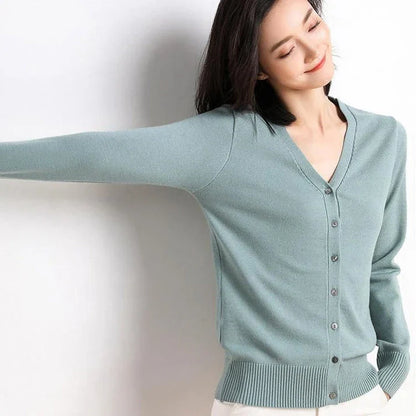 A stylish, single-breasted cardigan with a v-neck collar and chic button details, made from a premium cashmere blend fabric.