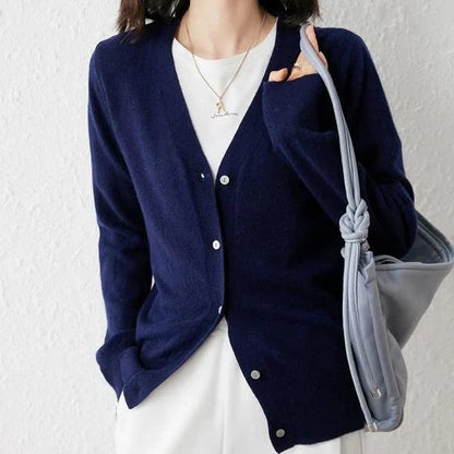 A stylish, single-breasted cardigan with a v-neck collar and chic button details, made from a premium cashmere blend fabric.