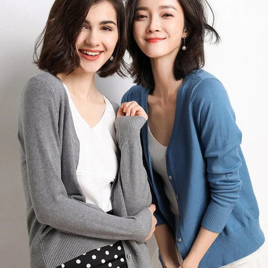 A stylish, single-breasted cardigan with a v-neck collar and chic button details, made from a premium cashmere blend fabric.