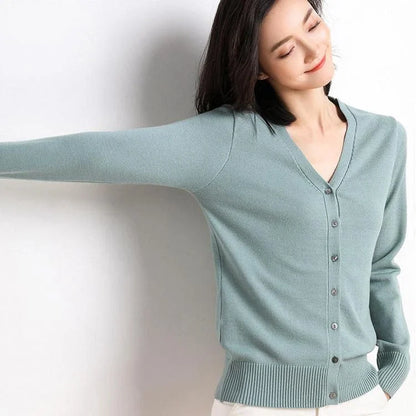 A stylish, single-breasted cardigan with a v-neck collar and chic button details, made from a premium cashmere blend fabric.