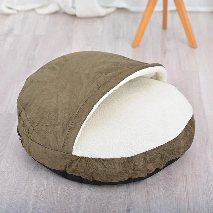 A cosy and stylish cat litter with a detachable and washable design, perfect for keeping your feline friend comfortable during the winter months.