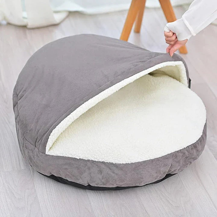 A cosy and stylish cat litter with a detachable and washable design, perfect for keeping your feline friend comfortable during the winter months.