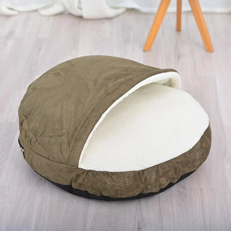 A cosy and stylish cat litter with a detachable and washable design, perfect for keeping your feline friend comfortable during the winter months.