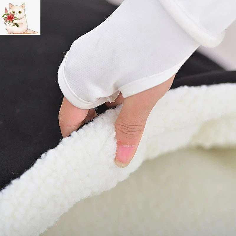 A cosy and stylish cat litter with a detachable and washable design, perfect for keeping your feline friend comfortable during the winter months.