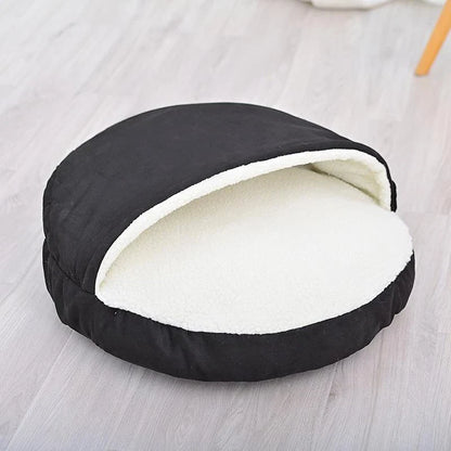A cosy and stylish cat litter with a detachable and washable design, perfect for keeping your feline friend comfortable during the winter months.
