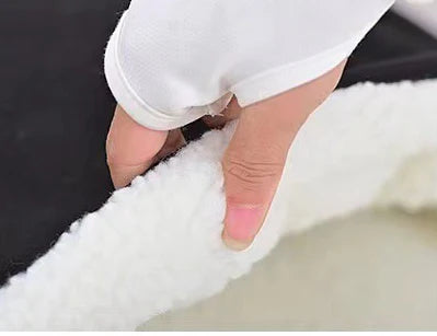 A cosy and stylish cat litter with a detachable and washable design, perfect for keeping your feline friend comfortable during the winter months.