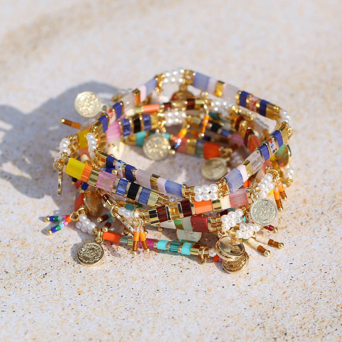 Women's adjustable bracelet with handcrafted imitation pearl beads in a glass-coloured finish.