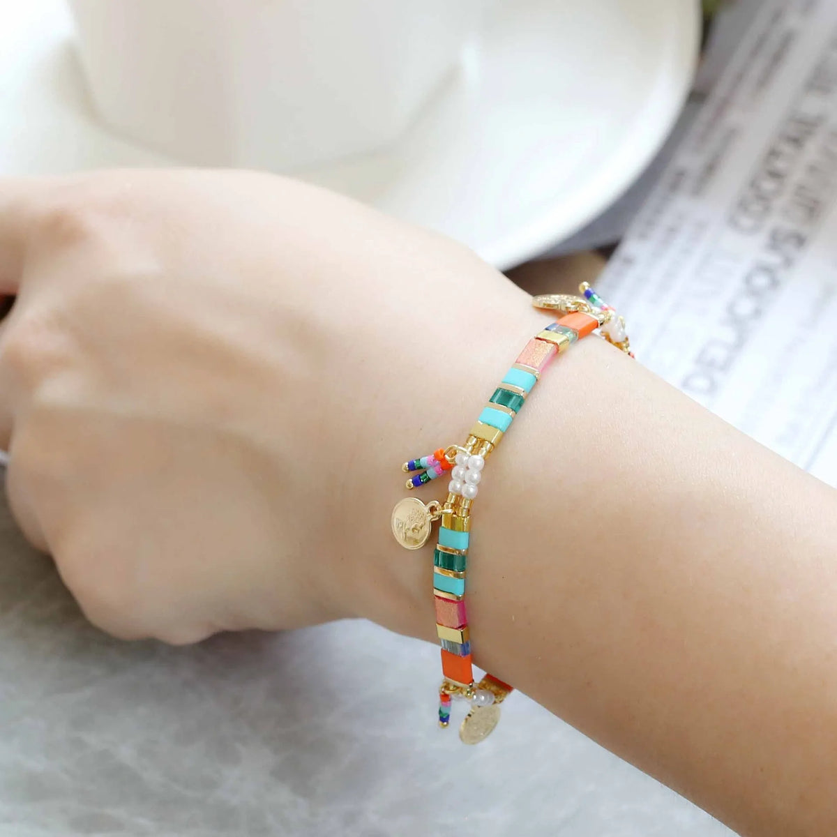 Women's adjustable bracelet with handcrafted imitation pearl beads in a glass-coloured finish.