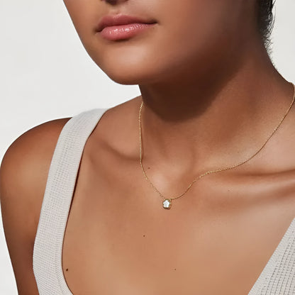 White mother-of-pearl shell flower necklace with gold or silver chain