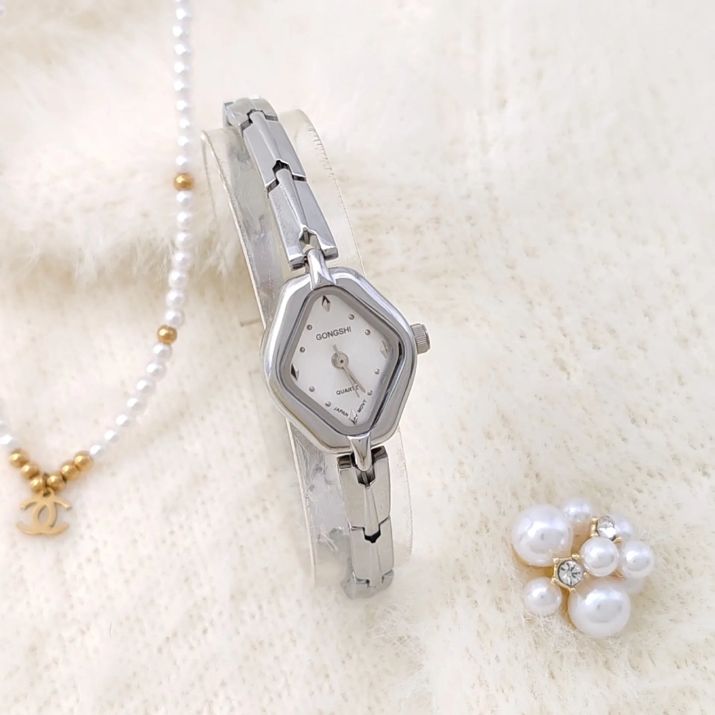 Gold or silver ladies bracelet watch with 18mm dial, mineral glass face, and chain strap
