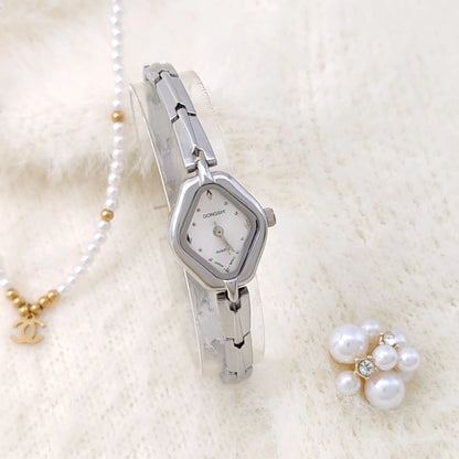Gold or silver ladies bracelet watch with 18mm dial, mineral glass face, and chain strap