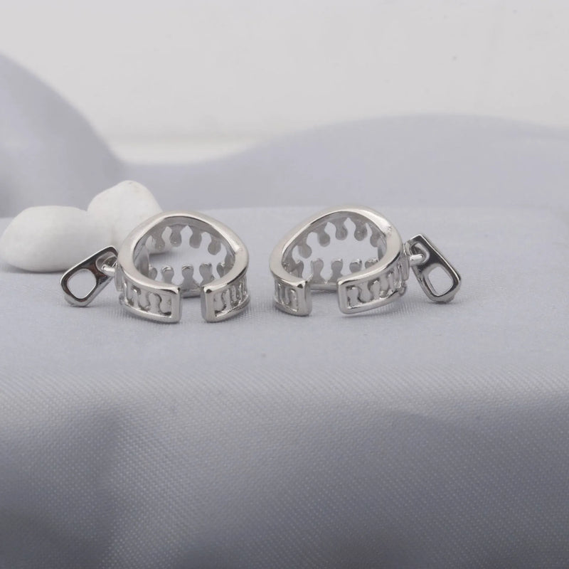 Zipper ear clip in copper with geometric line design for unisex wearers, featuring simple bone clip fastening for secure, all-matching style, available in ES862 colour for versatile coordination.