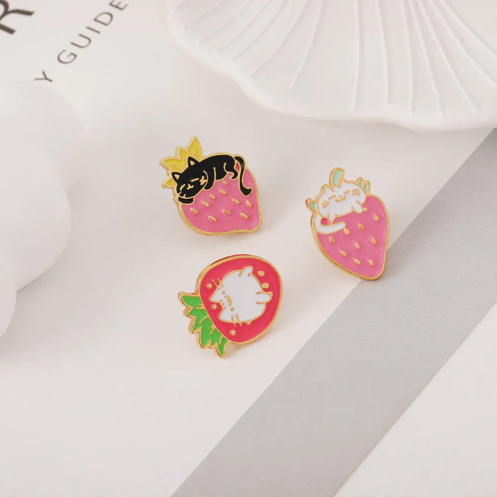 Alloy cat brooch with strawberry cake and dripping oil design in enamel colours