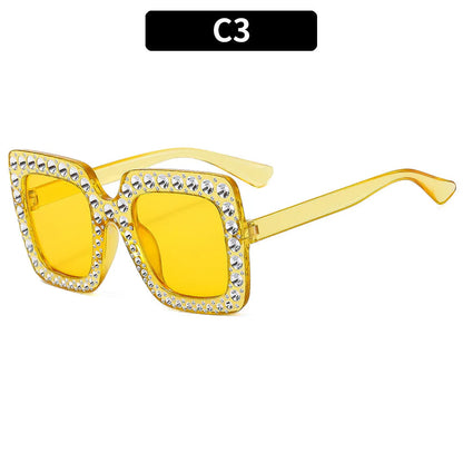 Plastic sunglasses with fashion personality styling in various colour options including black frame and transparent tea frame