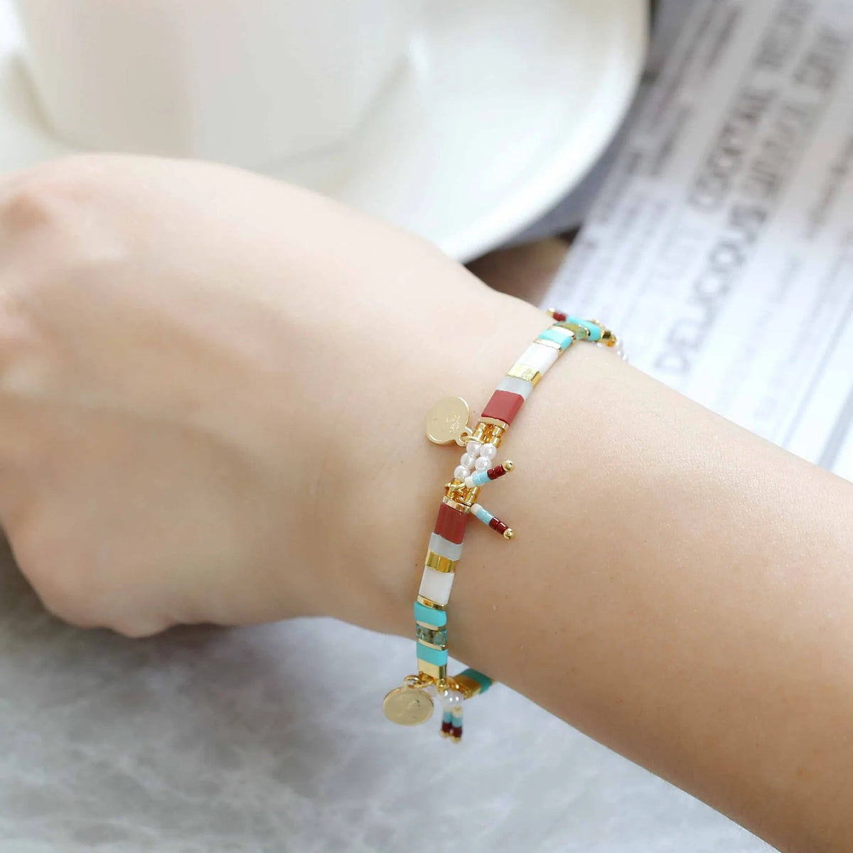 Women's adjustable bracelet with handcrafted imitation pearl beads in a glass-coloured finish.