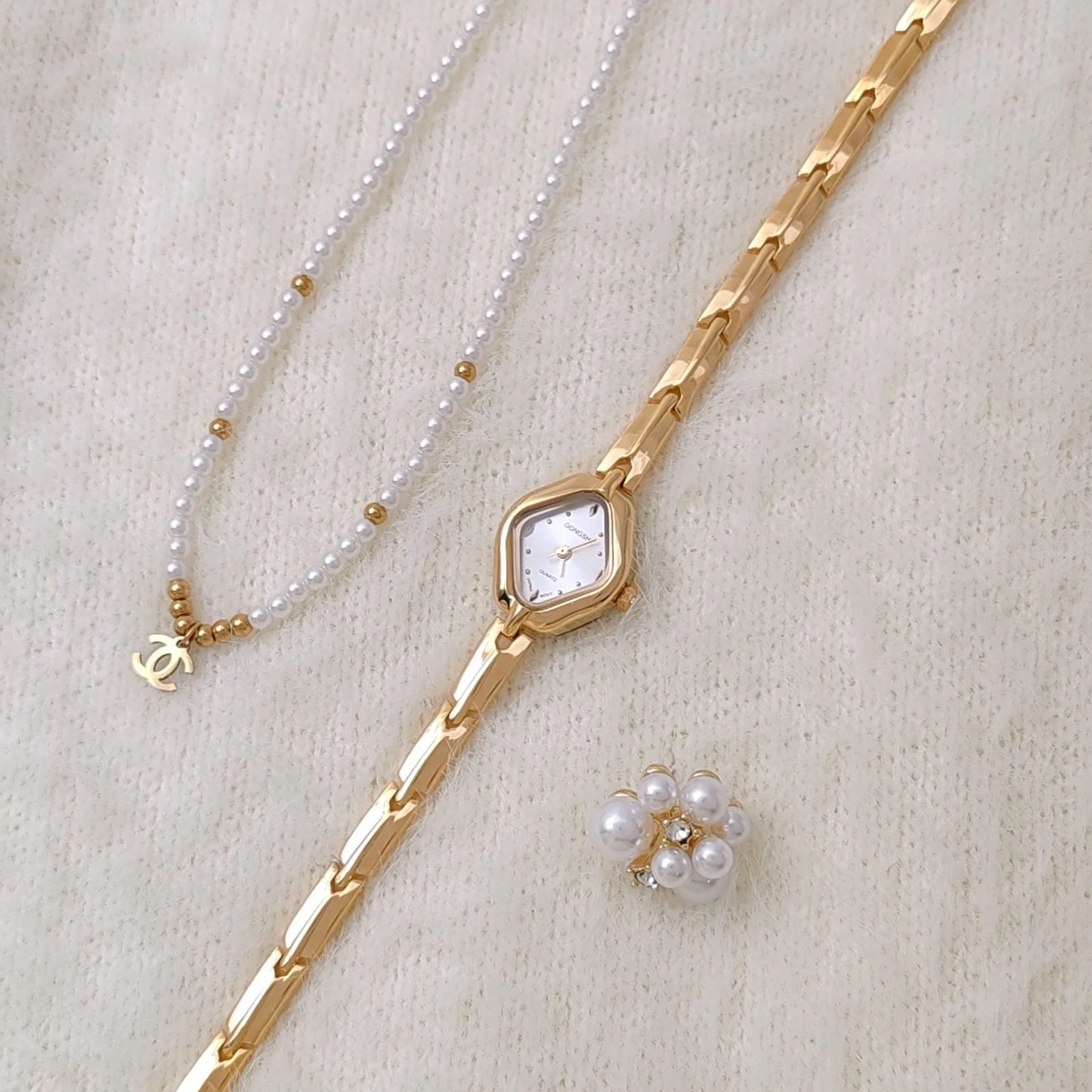 Gold or silver ladies bracelet watch with 18mm dial, mineral glass face, and chain strap