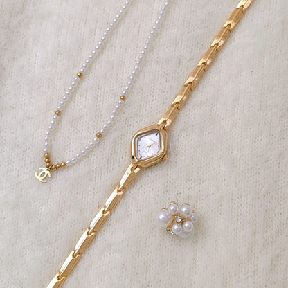 Gold or silver ladies bracelet watch with 18mm dial, mineral glass face, and chain strap