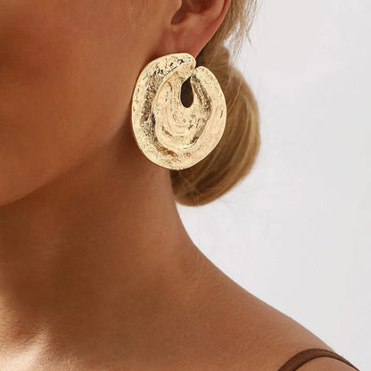 Geometric women's earrings with irregular pleating and concave-convex texture in gold colour