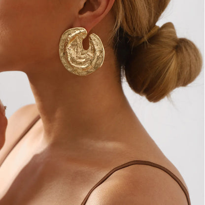 Geometric women's earrings with irregular pleating and concave-convex texture in gold colour