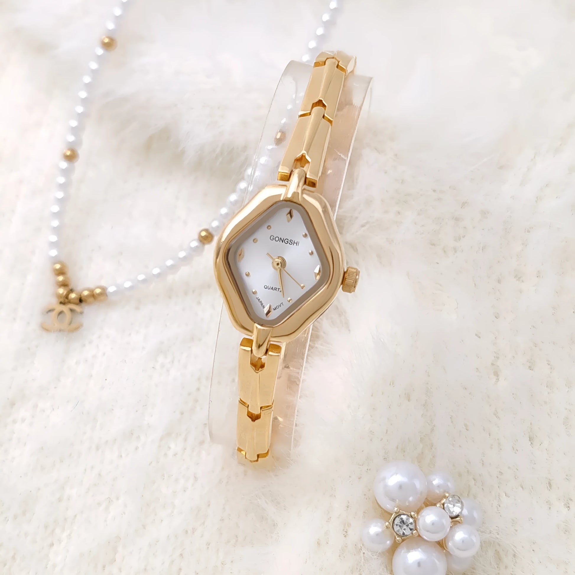 Gold or silver ladies bracelet watch with 18mm dial, mineral glass face, and chain strap