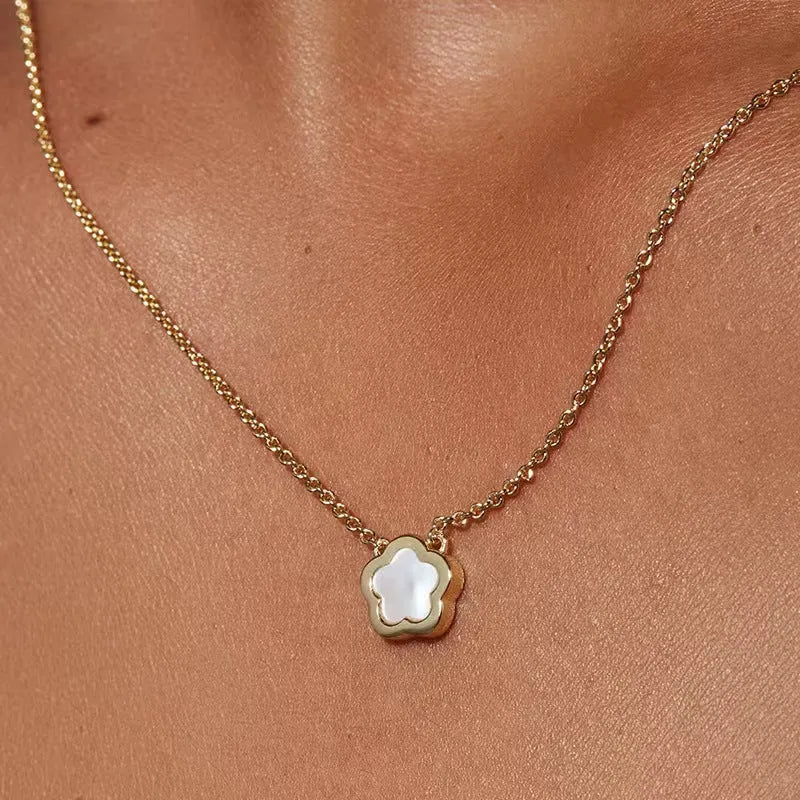 White mother-of-pearl shell flower necklace with gold or silver chain