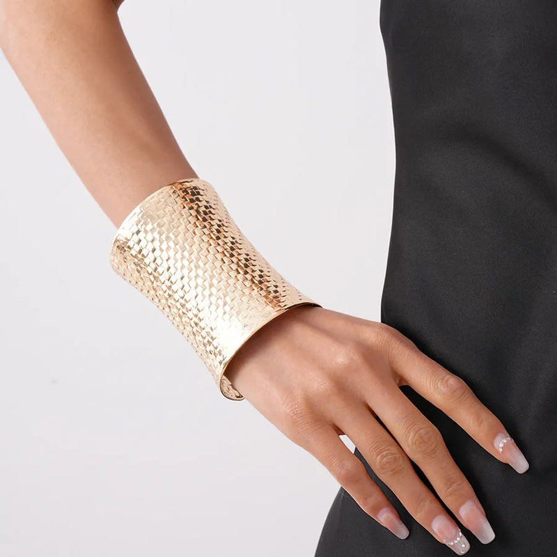 Women's Vintage Exaggerated Personalized Bracelet in Gold or Silver Tone, Large Oval Design Measuring 6.5 x 9.7 cm, Metal Construction with Electroplated Finish, European and American Style Statement Jewellery