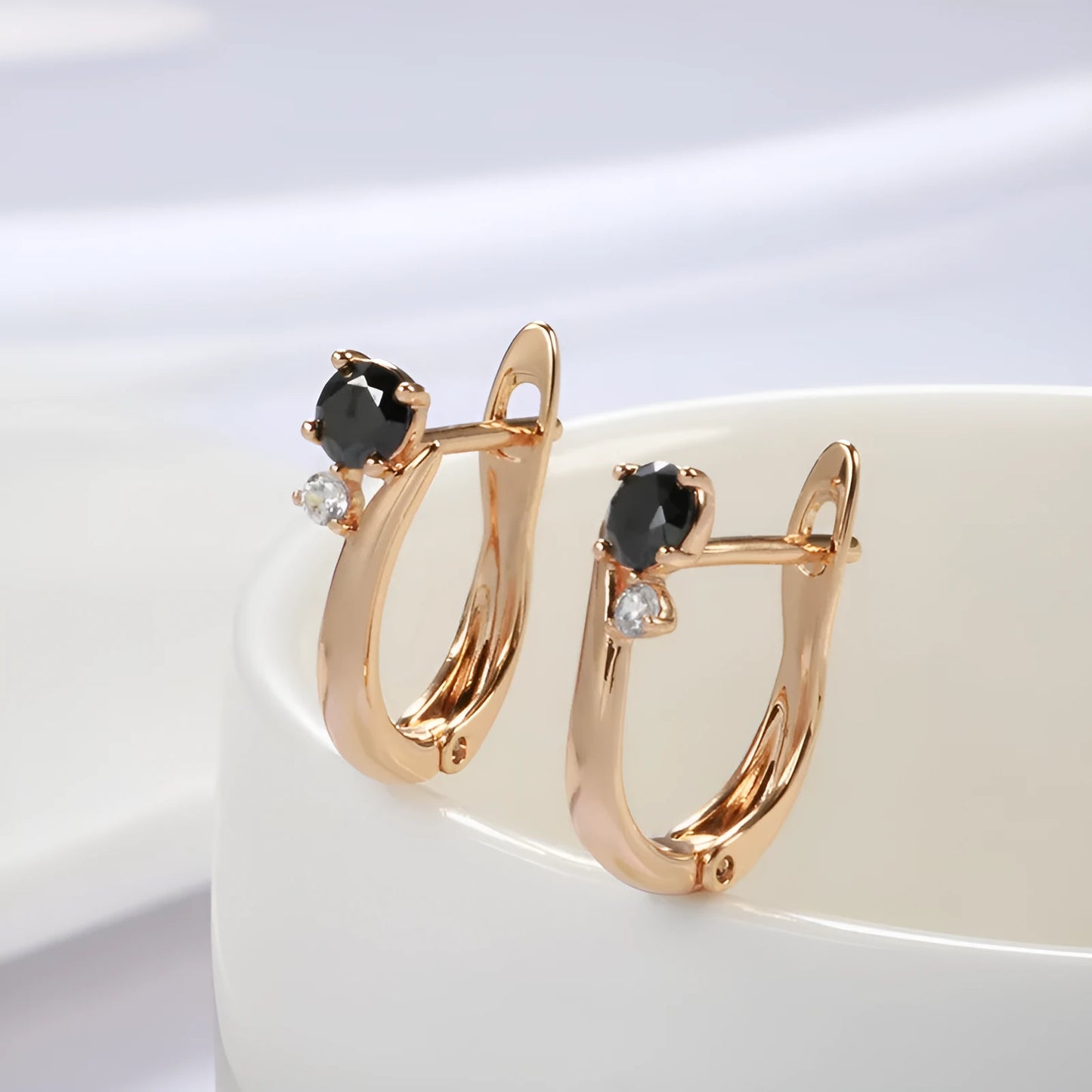 Gold-coloured women's drop earrings with black agate inlay in geometric design
