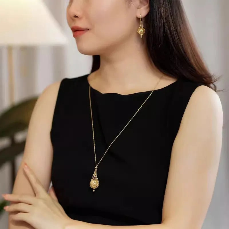 Retro court style net pocket necklace with gold plastic beads and alloy O ring chain