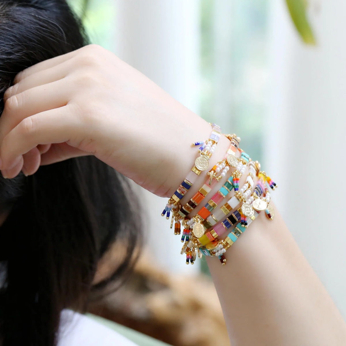 Women's adjustable bracelet with handcrafted imitation pearl beads in a glass-coloured finish.
