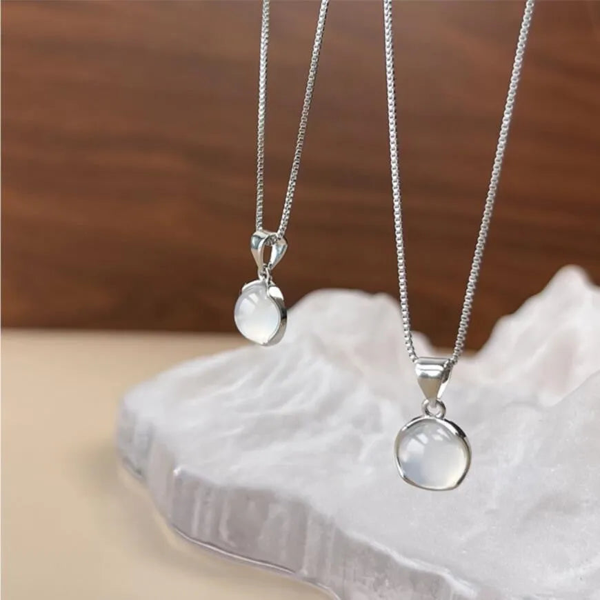 Women's oval pendant necklace with adjustable chain and eight-pointed star crystal in X7 6 Moon Light colour