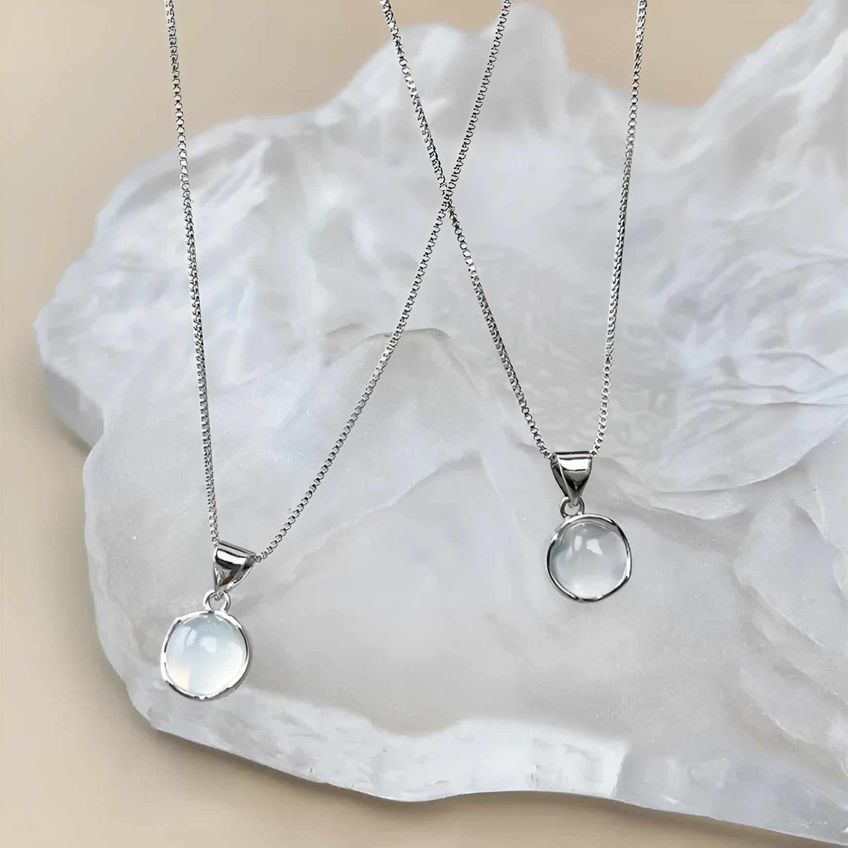 Women's oval pendant necklace with adjustable chain and eight-pointed star crystal in X7 6 Moon Light colour