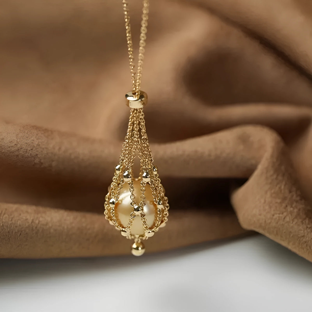 Retro court style net pocket necklace with gold plastic beads and alloy O ring chain