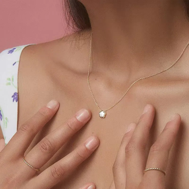 Women's flower necklace in white mother-of-pearl shell with copper O-chain in gold or silver plating, designed in European-American style with a petal-shaped pendant for versatile everyday wear