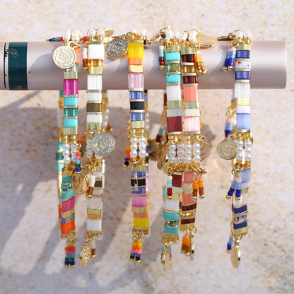 Women's adjustable bracelet with handcrafted imitation pearl beads in a glass-coloured finish.