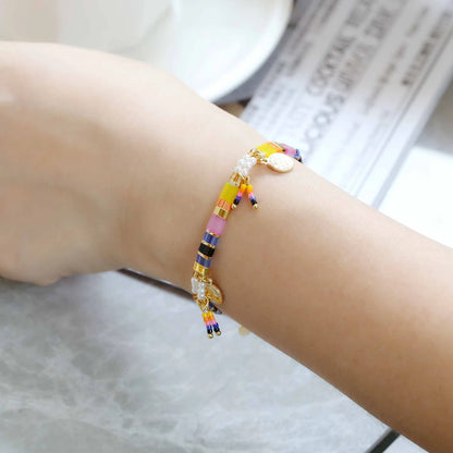 Women's adjustable bracelet with handcrafted imitation pearl beads in a glass-coloured finish.