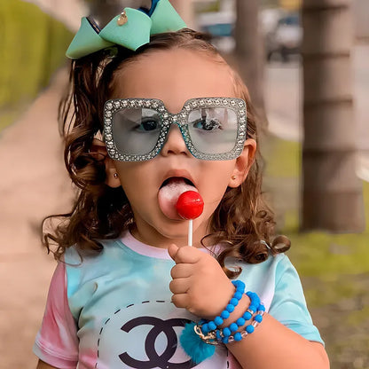 Plastic sunglasses with fashion personality styling in various colour options including black frame and transparent tea frame