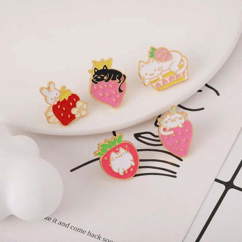 Cat brooch for clothing decoration, alloy strawberry cat cake dripping oil jewellery pin, cute animal metal lapel badge with five enamel colour options C2017-1 through C2017-5