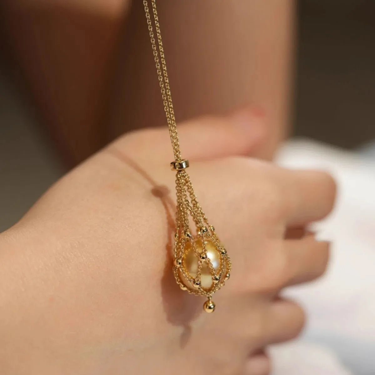 Retro court style net pocket necklace with gold plastic beads and alloy O ring chain