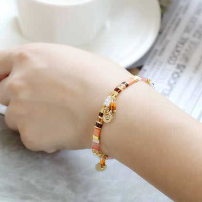 Women's adjustable bracelet with handcrafted imitation pearl beads in a glass-coloured finish.