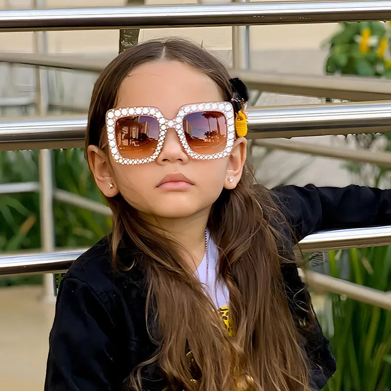 Plastic sunglasses with fashion personality styling in various colour options including black frame and transparent tea frame