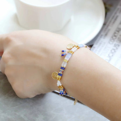 Women's adjustable bracelet with handcrafted imitation pearl beads in a glass-coloured finish.