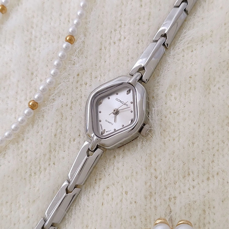 Ladies bracelet watch with mineral glass face, 18mm dial diameter, 7mm thickness, gold or silver colour, 19cm chain strap, all-copper vacuum electroplated construction for fashion wear with daily cold water resistance