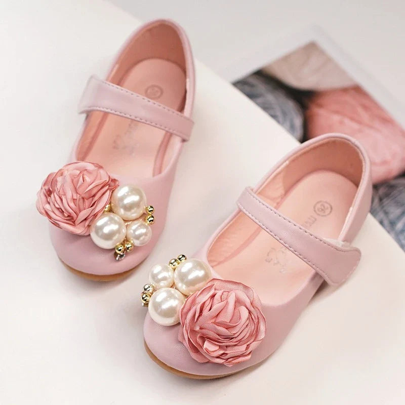 A pair of children's shoes in a unique and stylish Korean-inspired design, featuring a microfiber leather upper and a comfortable, durable beef tendon sole.