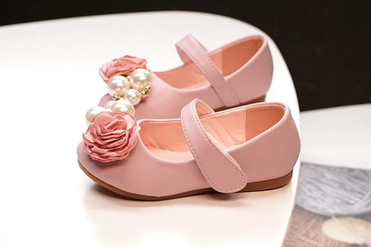 A pair of children's shoes in a unique and stylish Korean-inspired design, featuring a microfiber leather upper and a comfortable, durable beef tendon sole.