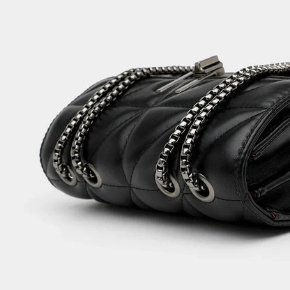 Chic Leather Chain Shoulder Bag in Black - Timeless British Elegance and Sophistication