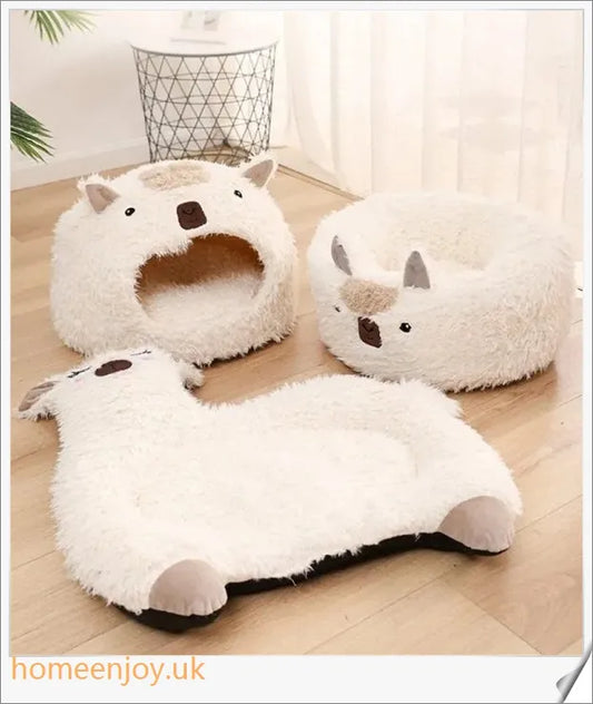 Cosy alpaca-blend pet bed in a warm, plush design for cats and dogs to enjoy a comfortable and relaxing sleep