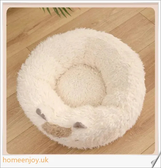 Cosy alpaca-blend pet bed in a warm, plush design for cats and dogs to enjoy a comfortable and relaxing sleep