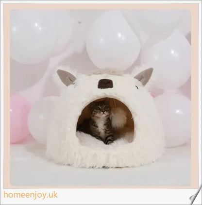 Cosy alpaca-blend pet bed in a warm, plush design for cats and dogs to enjoy a comfortable and relaxing sleep